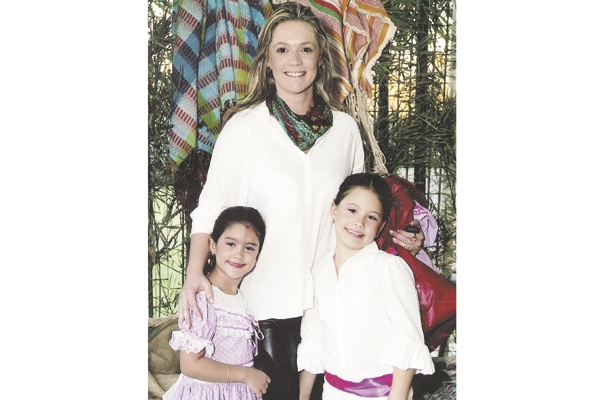 Quem aniversariou nesta última sexta-feira,14 de dezembro, foi minha filha Roberta Sanches Rodrigues. Ela aí está com suas filhas, minhas netinhas, Maria Gabriela e Marina. Um beijo de todos nós.
